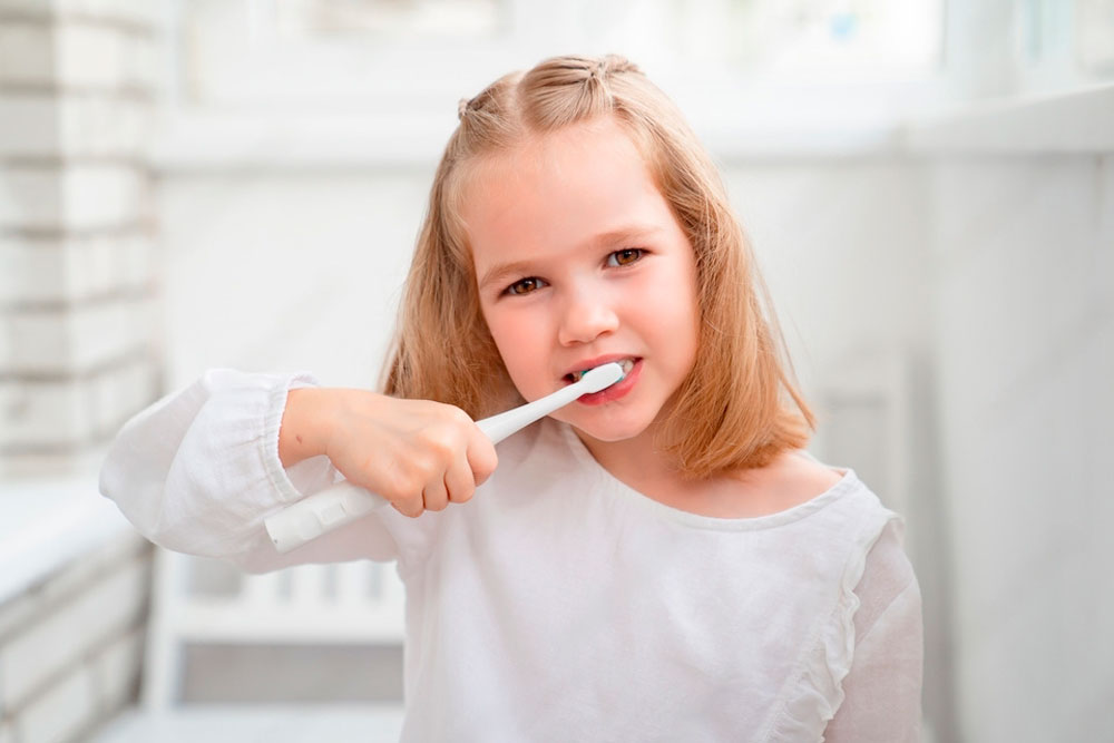 odontopediatría Majadahonda Niña cepillándose los dientes